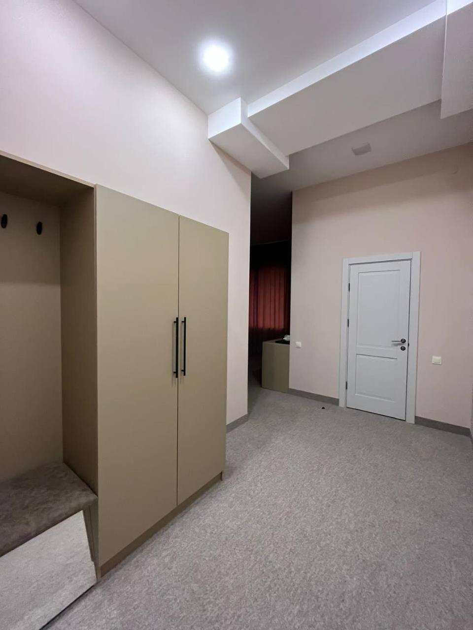 Отель Port Plaza Evn P'arak'ar Экстерьер фото