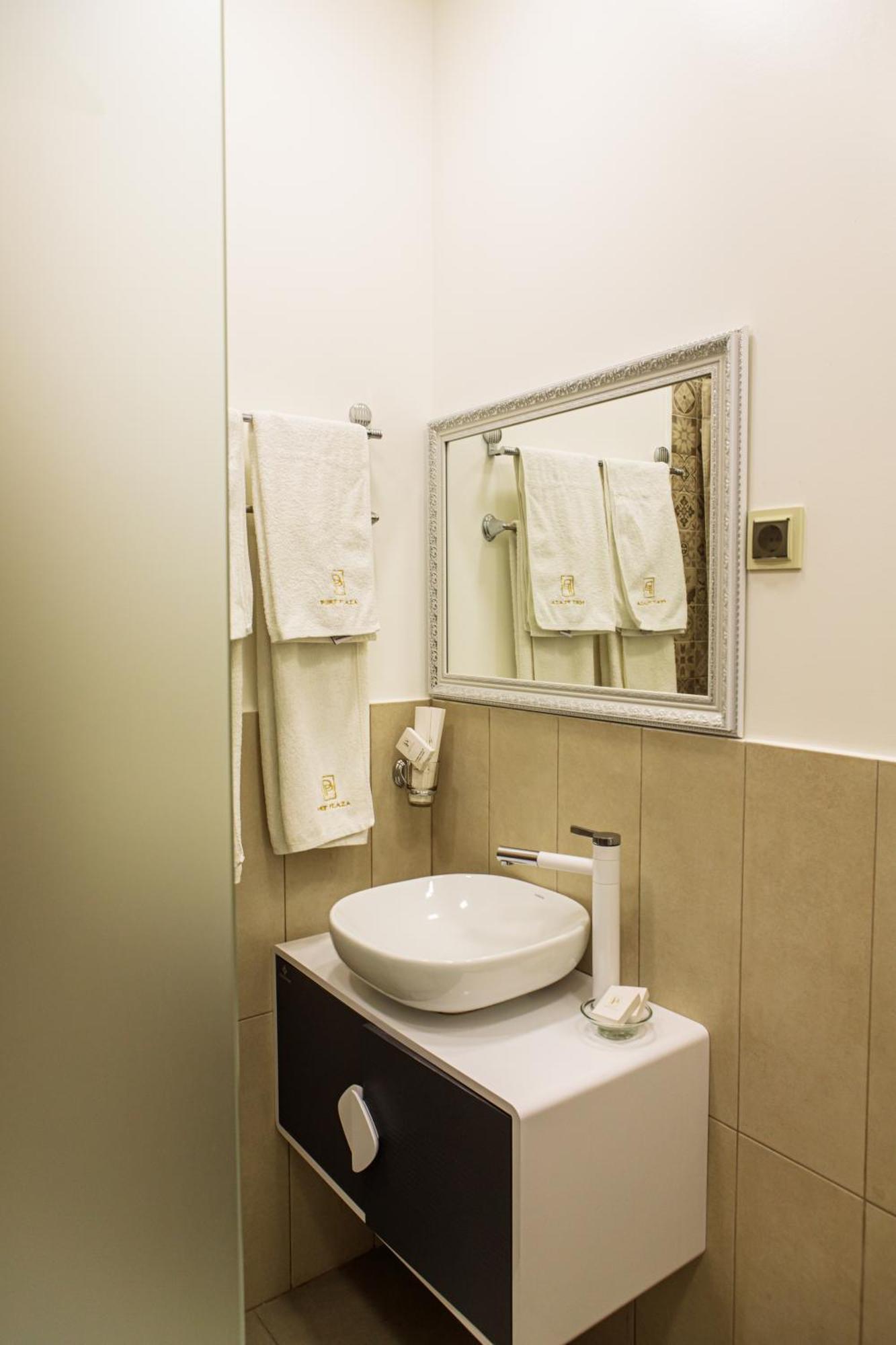 Отель Port Plaza Evn P'arak'ar Экстерьер фото